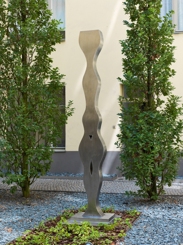 HANS ARP – Säulenskulptur im Innenhof